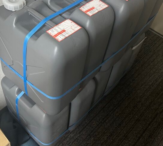 並べられたグレーのポリタンク