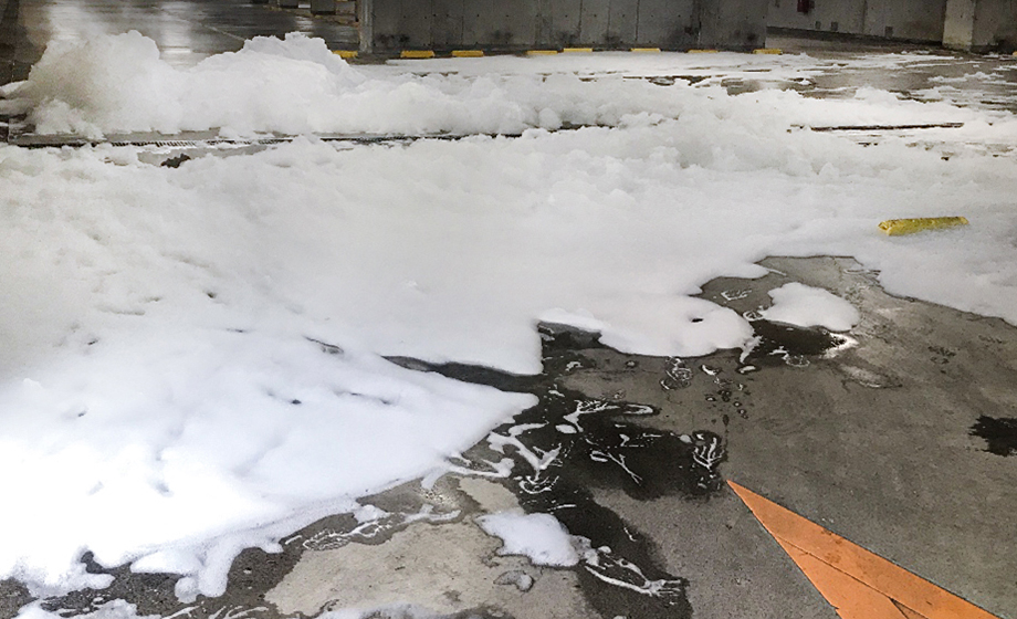 道路に散布された泡消火薬剤