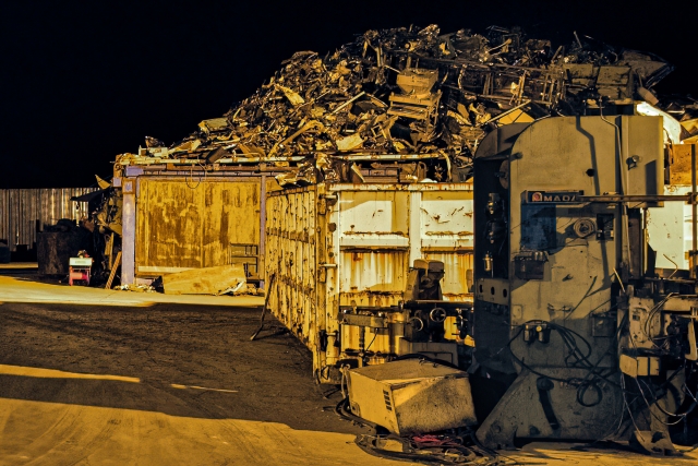 産業廃棄物の山