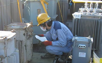 PCB含有電気機器を調査している作業員