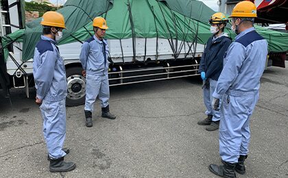 打ち合わせをしている作業員