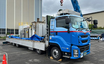 PCB含有電気機器を積み込んだトラック