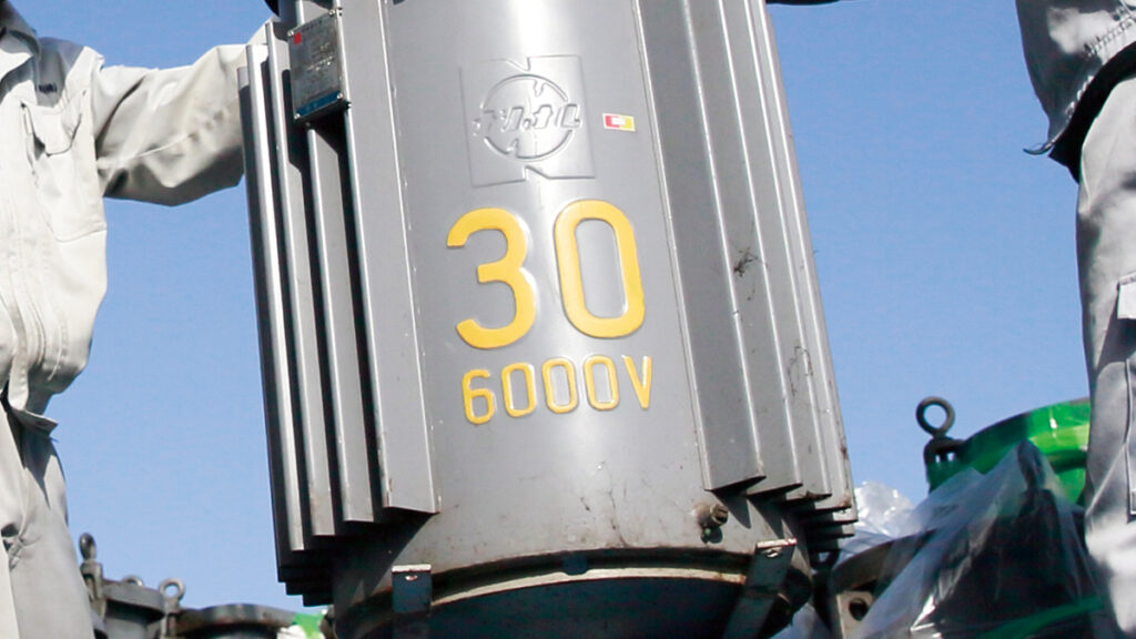 PCB廃棄物を回収している作業員