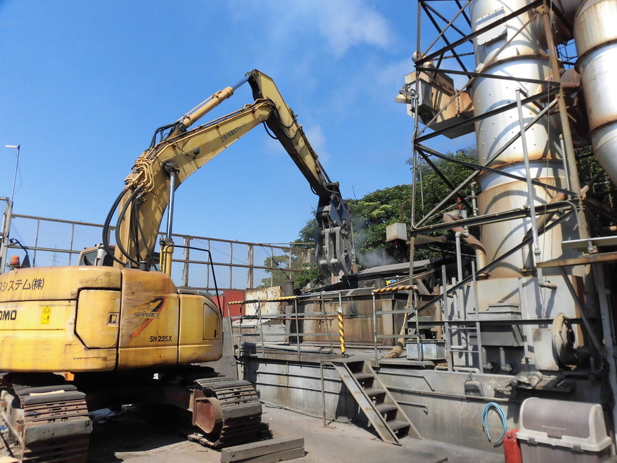 産業廃棄物を回収しているクレーン車