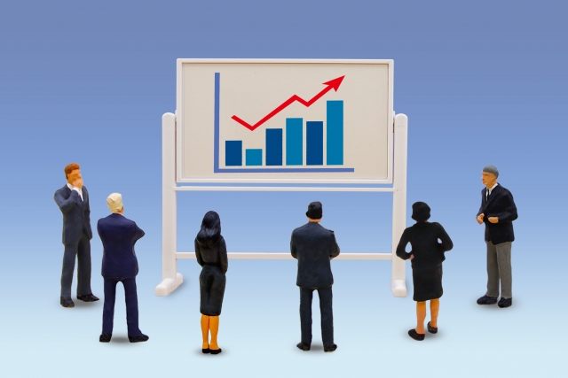 グラフを見ている人