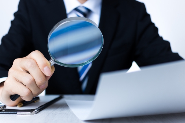 紙の内容を確認するビジネスマン